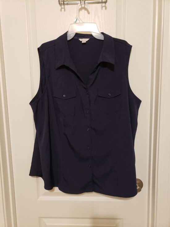 EST. 1946 Tops - EST. 1946 plus size navy sleeveless, button front blouse, size 22/24W